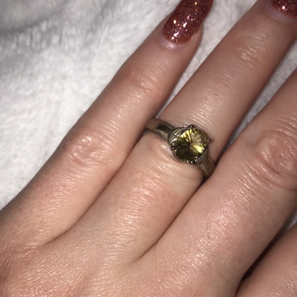 Canary yellow genuine crystal and sterling silver ring with whale tail bezel - Picture 2 of 4